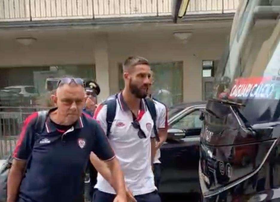 LIVE TC - SAINT-VINCENT - il pullman del Cagliari arrivato davanti all'Hotel. Assenti Mancosu e Lapadula (VIDEO)