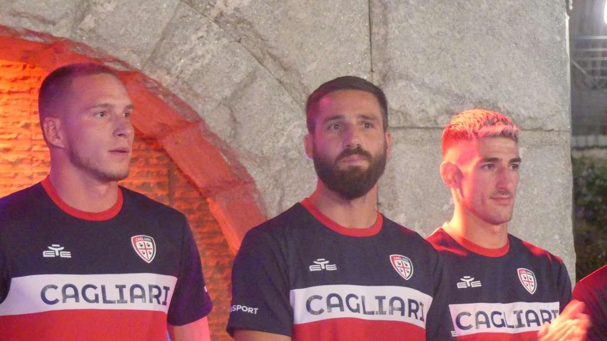 Da Cagliari al Vietnam la protesi stampata in 3D firmata dai calciatori rossoblù per Chung