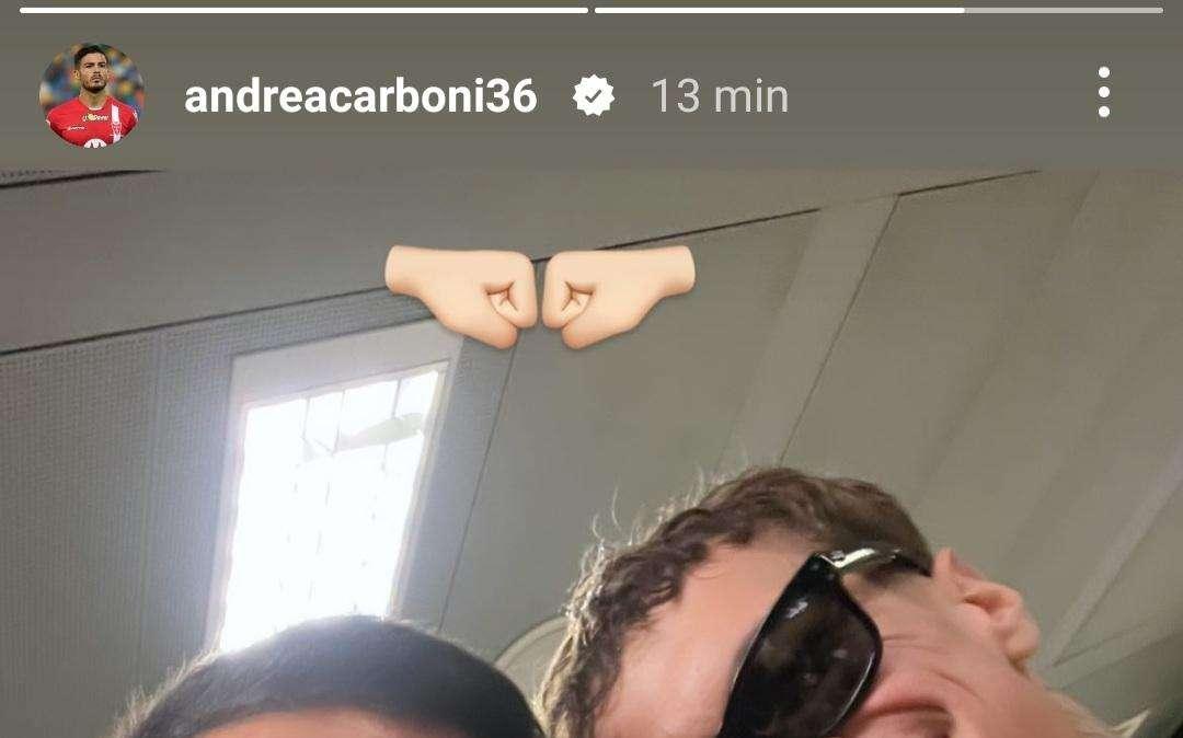 Entrambi diretti in Sardegna, l'ex rossoblù Carboni e il cantante Blanco si incontrano all'aeroporto