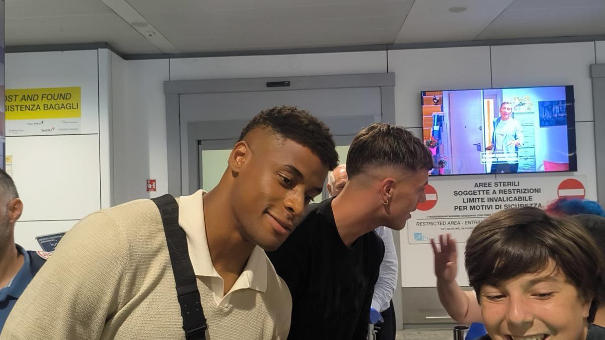 Daniel Maldini e Kevin Carlos atterrati a Elmas. L'ex Milan: "Non vedevo l'ora di essere qui". L'attaccante spagnolo: "Voglio fare tanti gol"