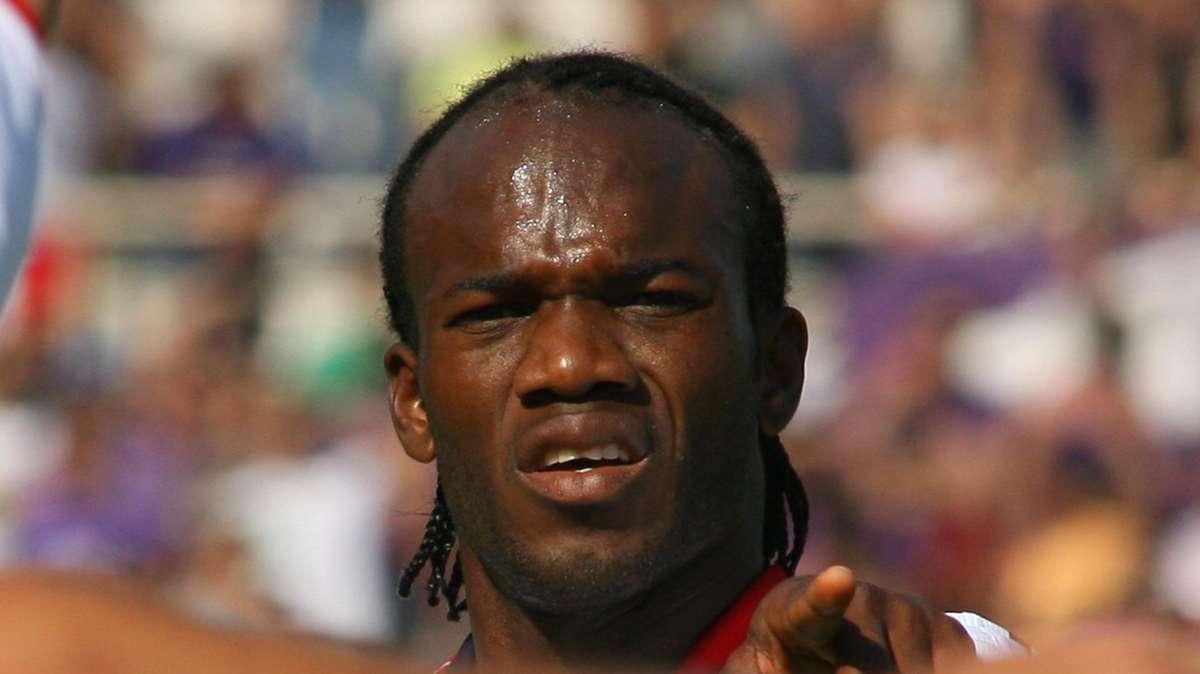 Suazo subito in gol col Genoa