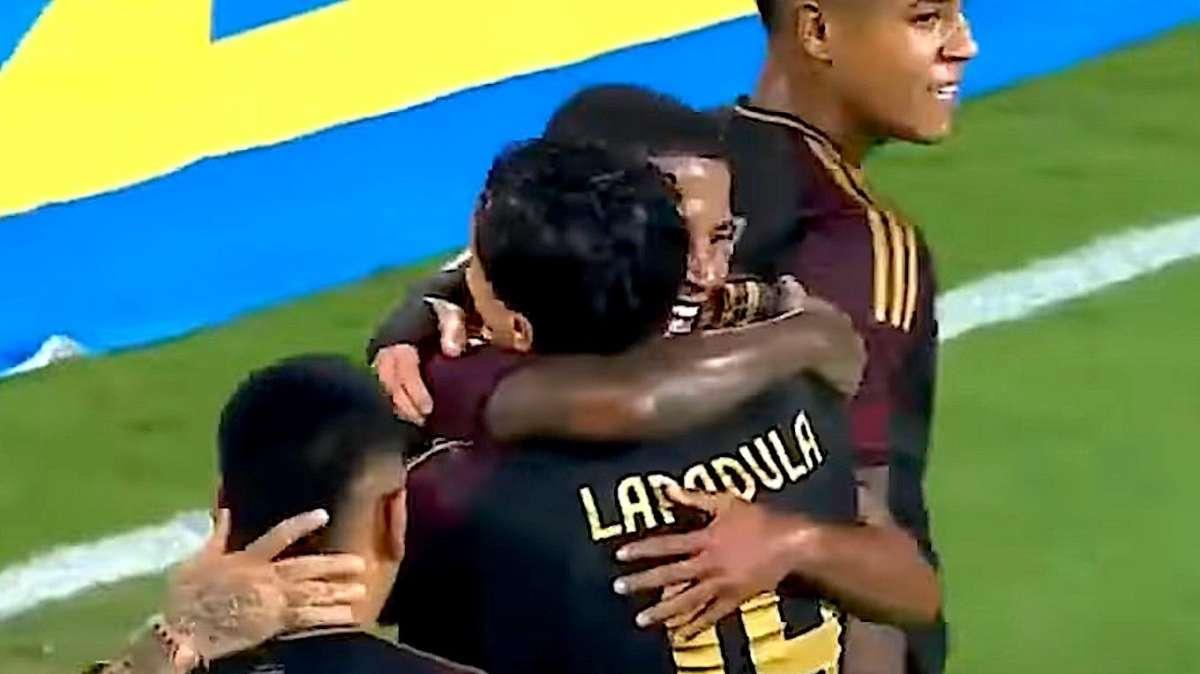 Perù, Lapadula suona il pianoforte per festeggiare il ritorno al gol (VIDEO)