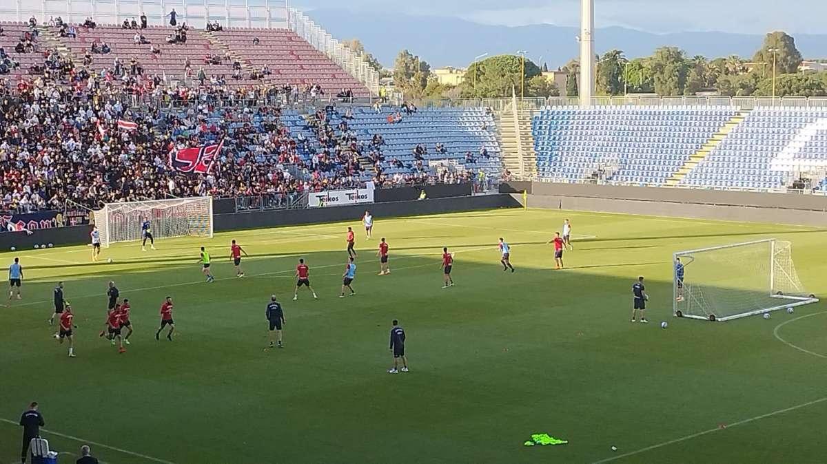 LIVE TC - L'allenamento a porte aperte dei rossoblù: fine dei lavori. I giocatori regalano le magliette ai tifosi