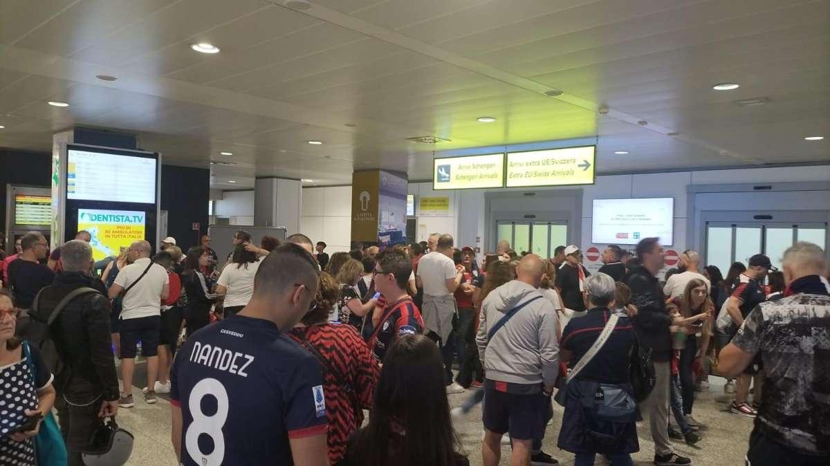 Cagliari arrivato in Sardegna. Mancosu: "La salvezza supera i miei infortuni". Deiola: "Eravamo convinti di poterci salvare"