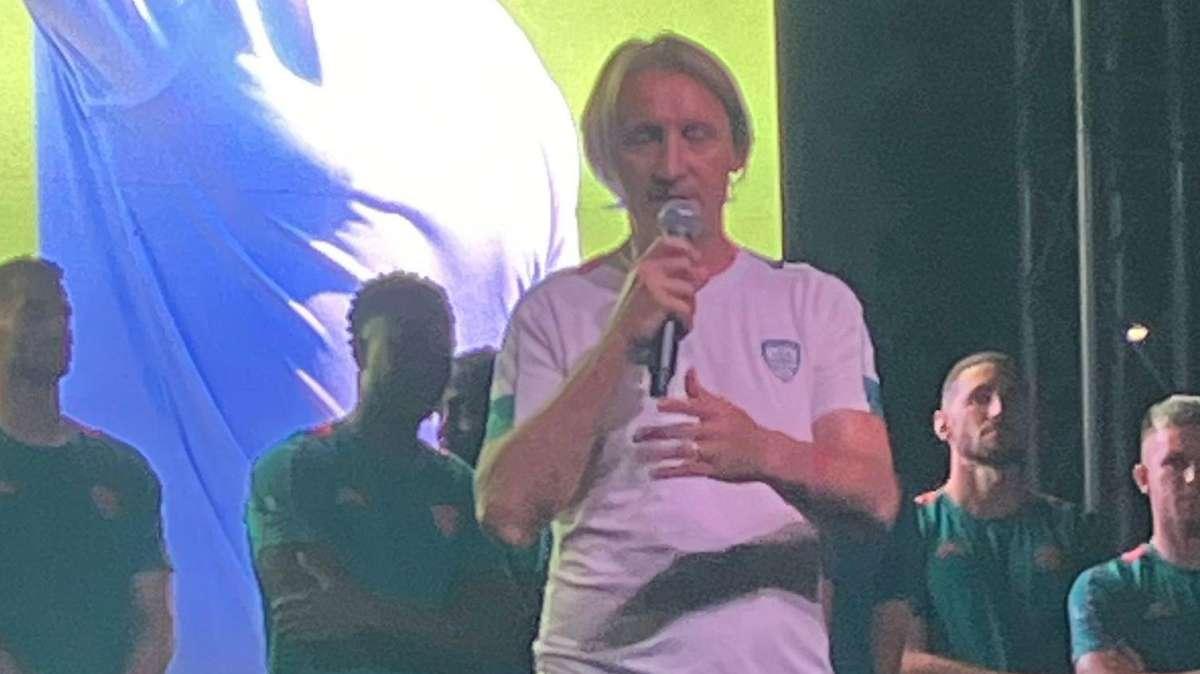 L'Unione Sarda - Cagliari, a Costare Rei l'abbraccio dei tifosi