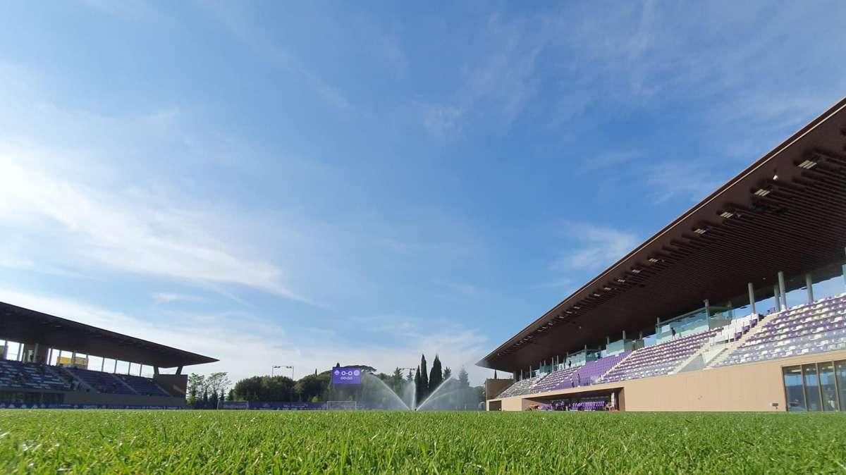 SI - Tragedia sfiorata al Viola Park: un fulmine si abbatte su un campo da gioco durante un allenamento 