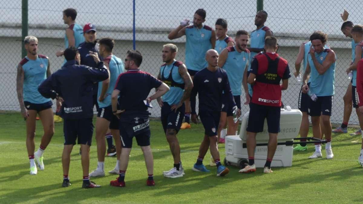Il Cagliari suona la carica sui social: "Avanti compatti"