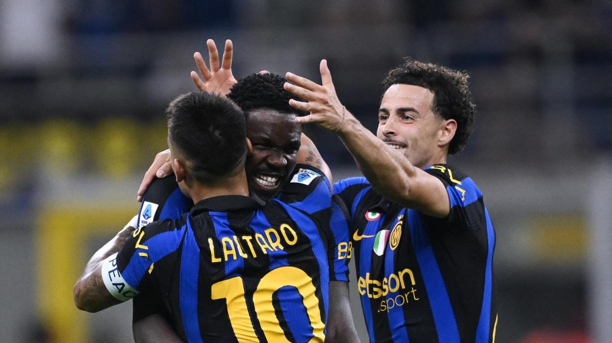 Pazzesco: da 0-2 a 3-2 col Napoli. Apertura Gazzetta: "Inter infinita"