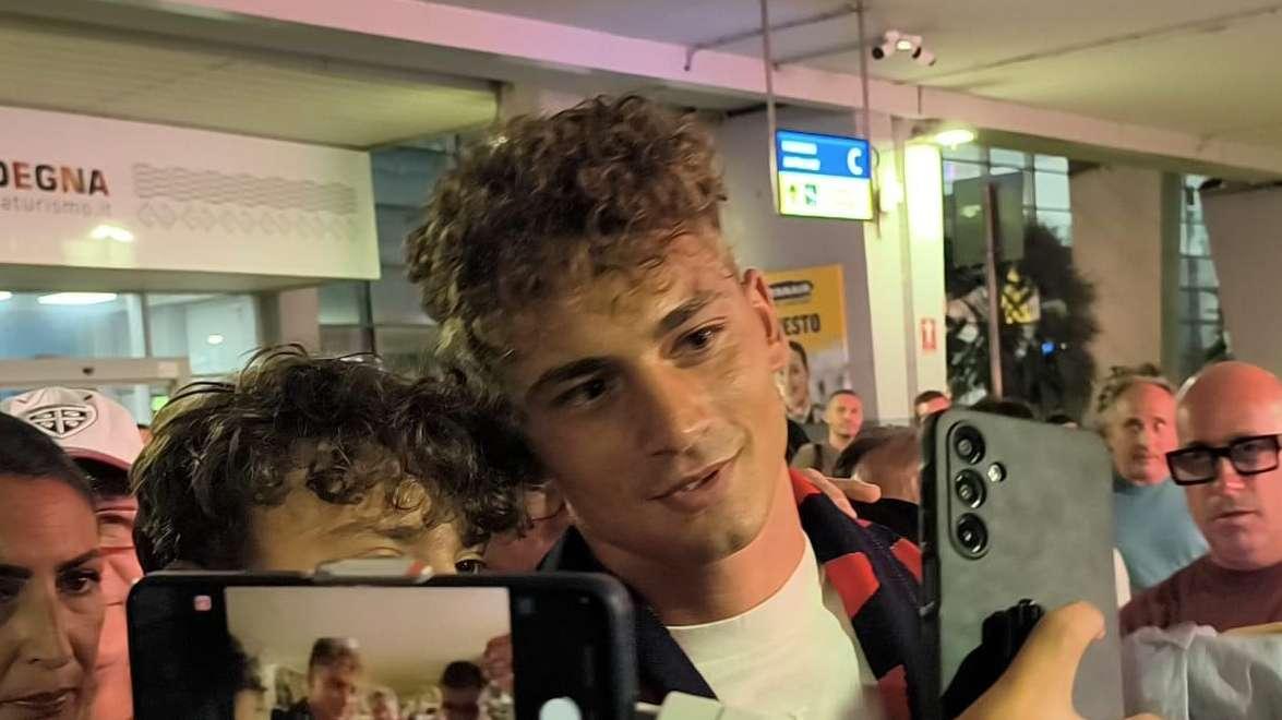 Cagliari, Sebastiano Esposito è atterrato all'aeroporto di Elmas: "Ero convinto fin da subito di venire a Cagliari. Caprile e Folorunsho? Li ho sentiti quasi ogni giorno. Spero di poter giocare in Coppa Italia"