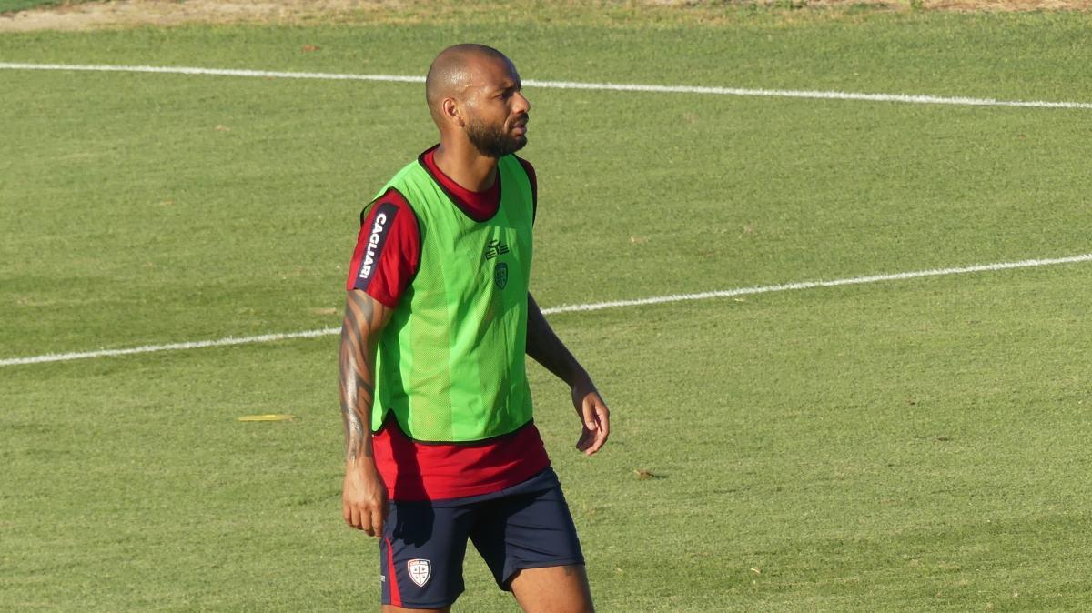 Joao Pedro sfoggia la sua nuova maglia