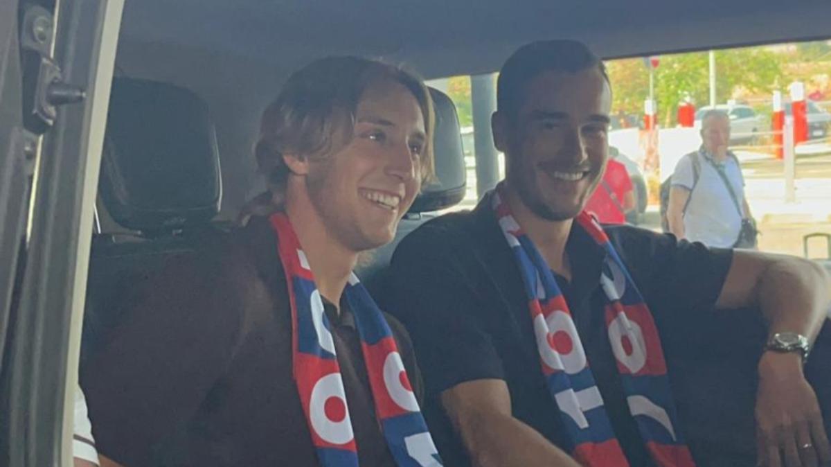 L'arrivo di Fazzini e Winks a Cagliari e l'abbraccio dei tifosi rossoblù: gli scatti dall'aeroporto!
