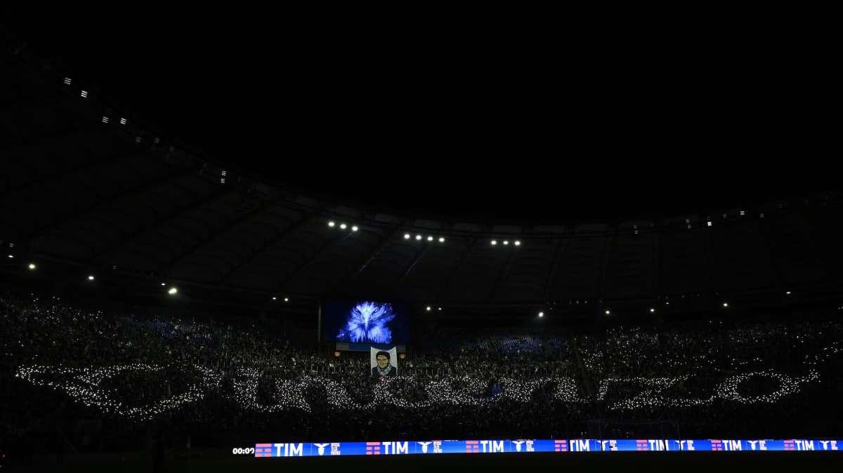 Lazio, l’abbraccio della Curva a Paparelli, il figlio Gabriele: “Grazie a tutti”