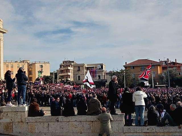 Trentamila presenti per i funerali di Gigi Riva