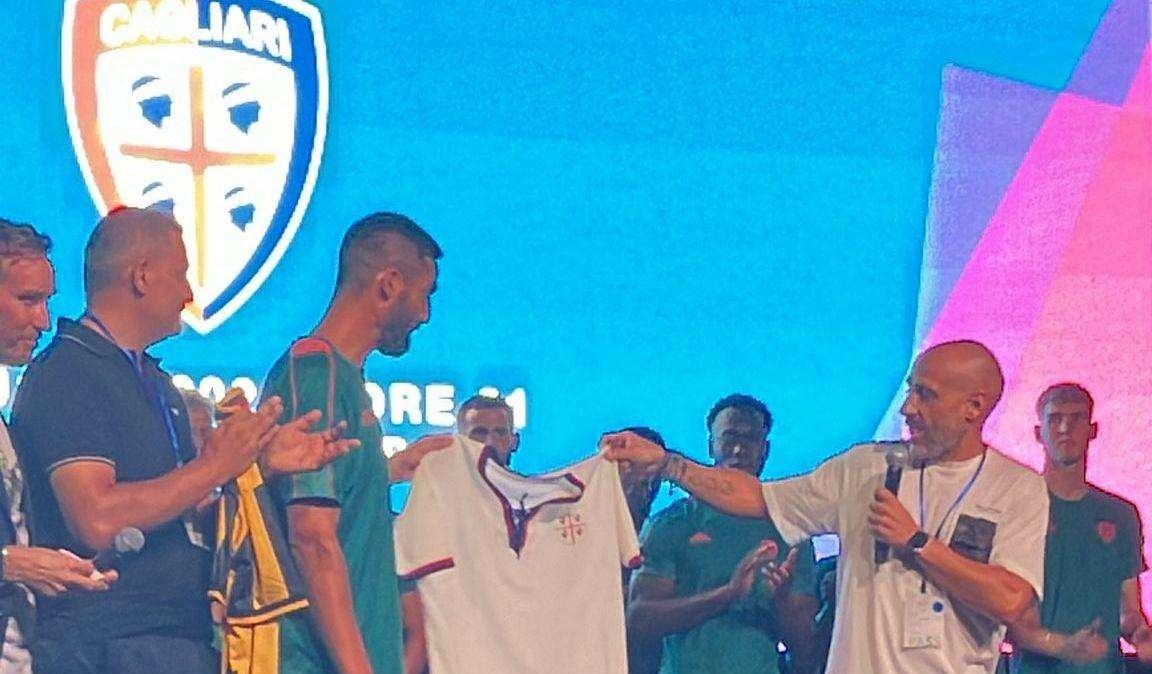 La Nuova Sardegna - Tifosi in delirio ieri a Costa Rei durante la passerella del Cagliari. Oggi altro bagno di folla