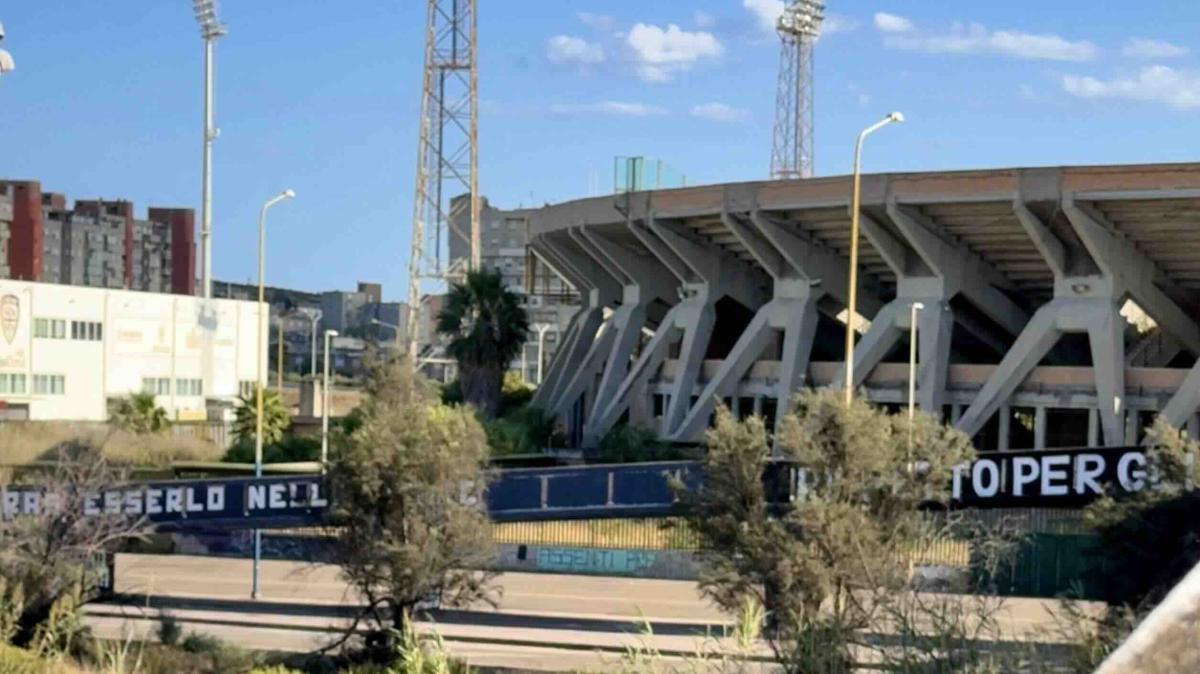 L'Unione Sarda: "Camion-bar allo stadio senza servizi igienici. La protesta degli ambulanti: situazione insostenibile"