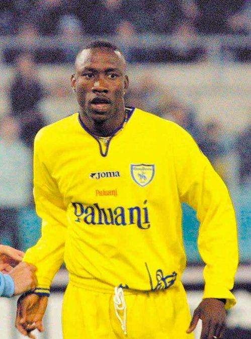 2 marzo 2002, Jason Mayele rimane ucciso in un incidente stradale