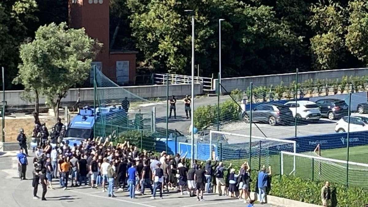 TMW - Sampdoria, i tifosi si fanno consegnare le maglie: "Non vi appartiene"