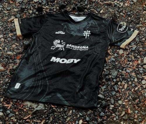 Il Cagliari omaggia il Bisso di Sant'Antioco nella nuova terza maglia (VIDEO)