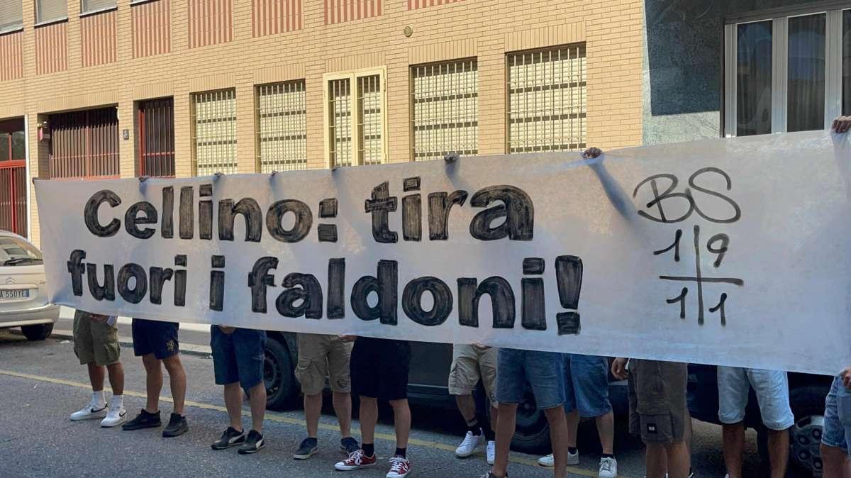 TMW - Protesta dei tifosi del Brescia sotto la Lega B: "Cellino, tira fuori i faldoni!"