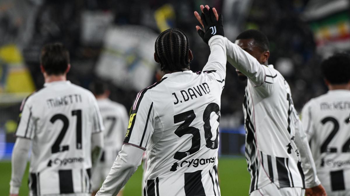 Volo Roma-Cagliari, caos a bordo: denunciato un tifoso della Juve