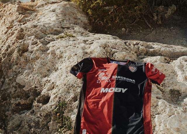 Cagliari, presentata la prima maglia: "La fede e il cuore di un’Isola impressi sulla maglia rossoblù" (VIDEO)