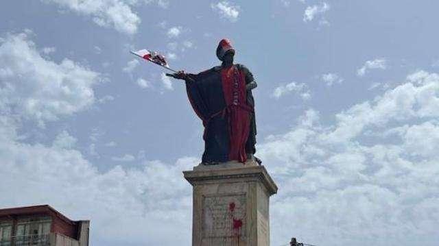 All'alba i tifosi del Cagliari con la Gru in Piazza Yenne: Carlo Felice vestito di rossoblù con la maglia di Gigi Riva 