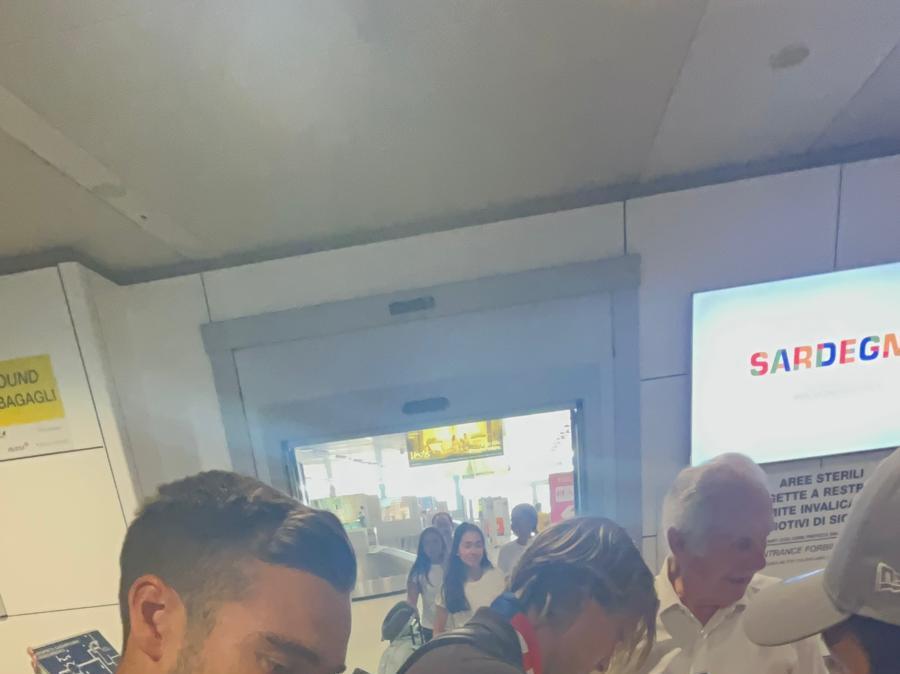 Fazzini e Winks sono atterrati a Cagliari: le prime dichiarazioni dei due calciatori