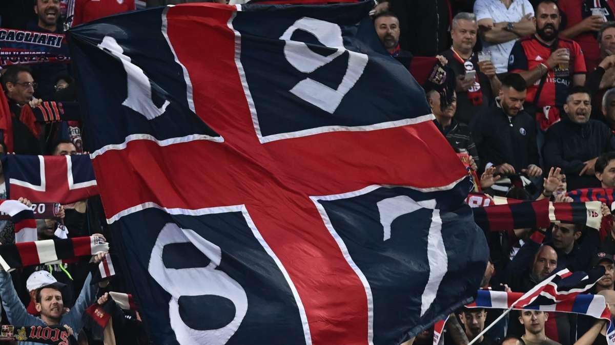 Sconvolts, 37 anni della storica tifoseria cagliaritana: lo striscione all'Unipol Domus