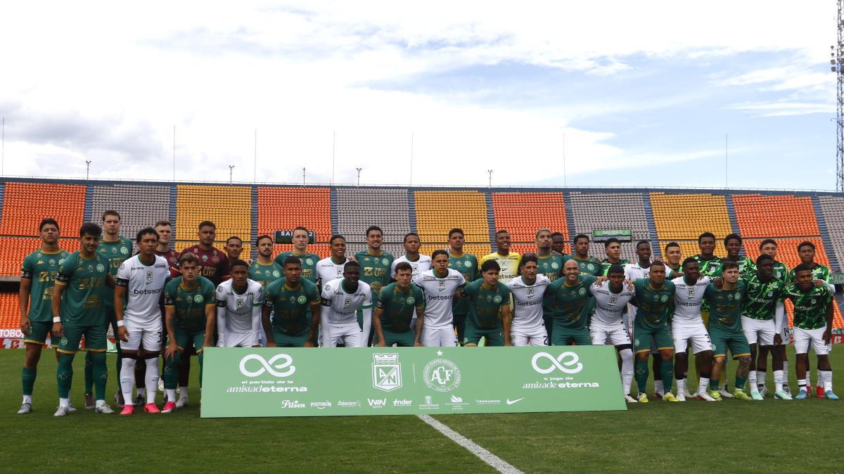 Chapecoense e Atletico Nacional in campo, ricordano le vittime del disastro aereo