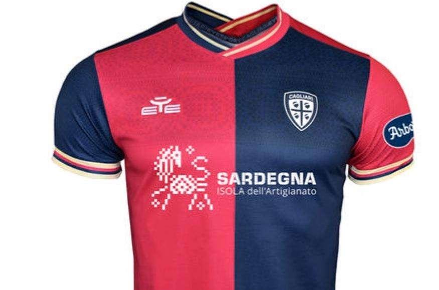 UFFICIALE - Cagliari, ecco le nuove maglie per la stagione 22/23: con EYE Sport nascono le maglie "Home” ed “Away” (FOTO)