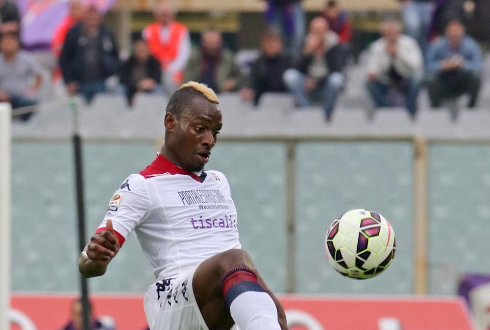 M’Poku dice addio al calcio: l’ex Cagliari annuncia il ritiro sui social