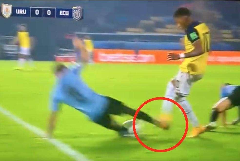 Polemiche in Ecuador dopo il ko con l'Uruguay: "Nandez andava espulso!"