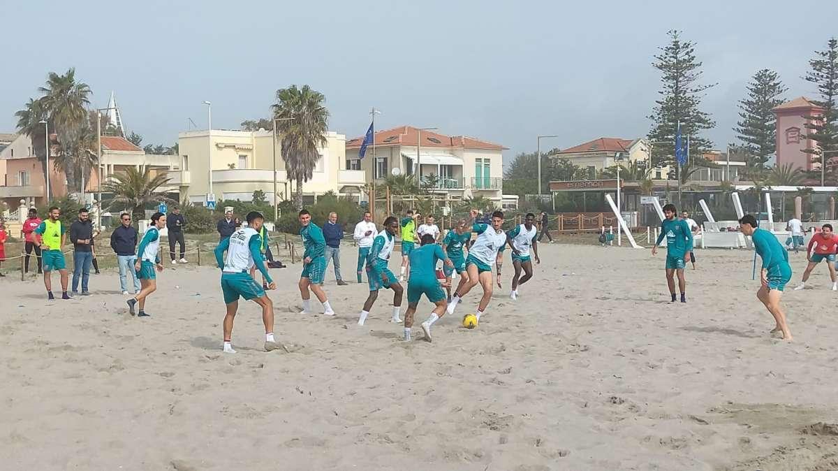 Pavoletti e l'allenamento al Poetto: "Tre uomini e una gamba 2.0" (FOTO)