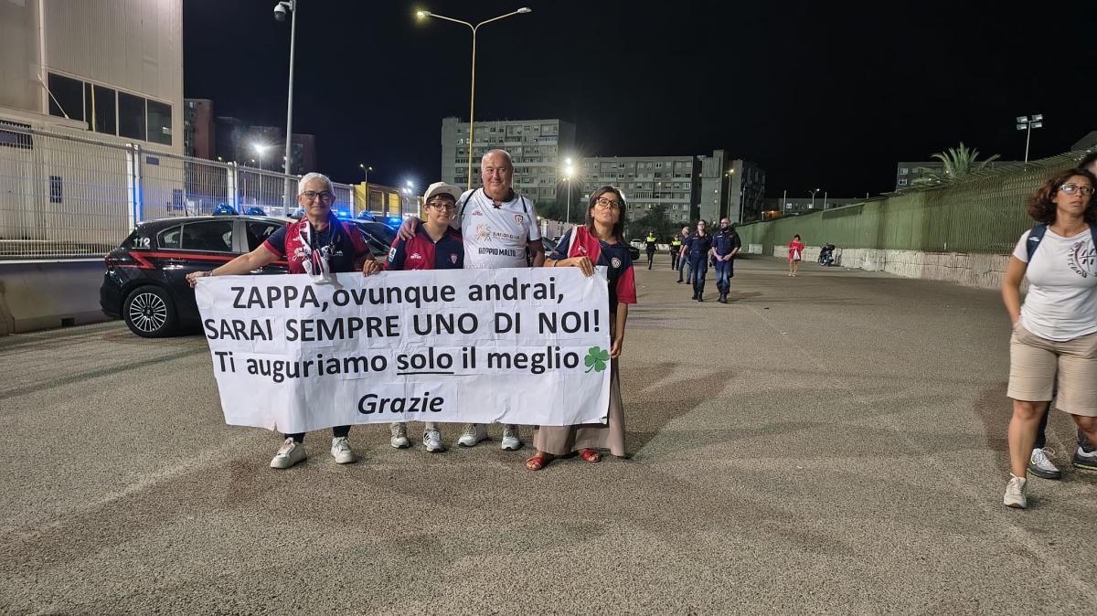 Cagliari-Verona, lo striscione dei tifosi per Zappa: “Ovunque andrai, sarai sempre uno di noi”
