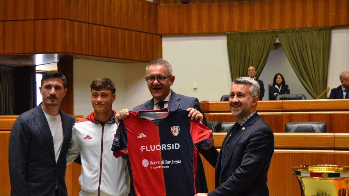Vinciguerra emoziona il Consiglio Regionale: "La Sardegna merita trofei ancora più grandi"