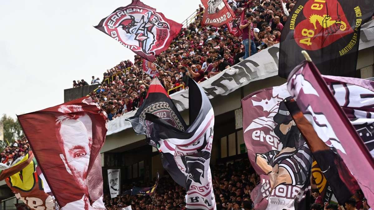 La Salernitana prepara la "festa salvezza": da domani in vendita una maglia celebrativa per Salernitana-Udinese (FOTO)