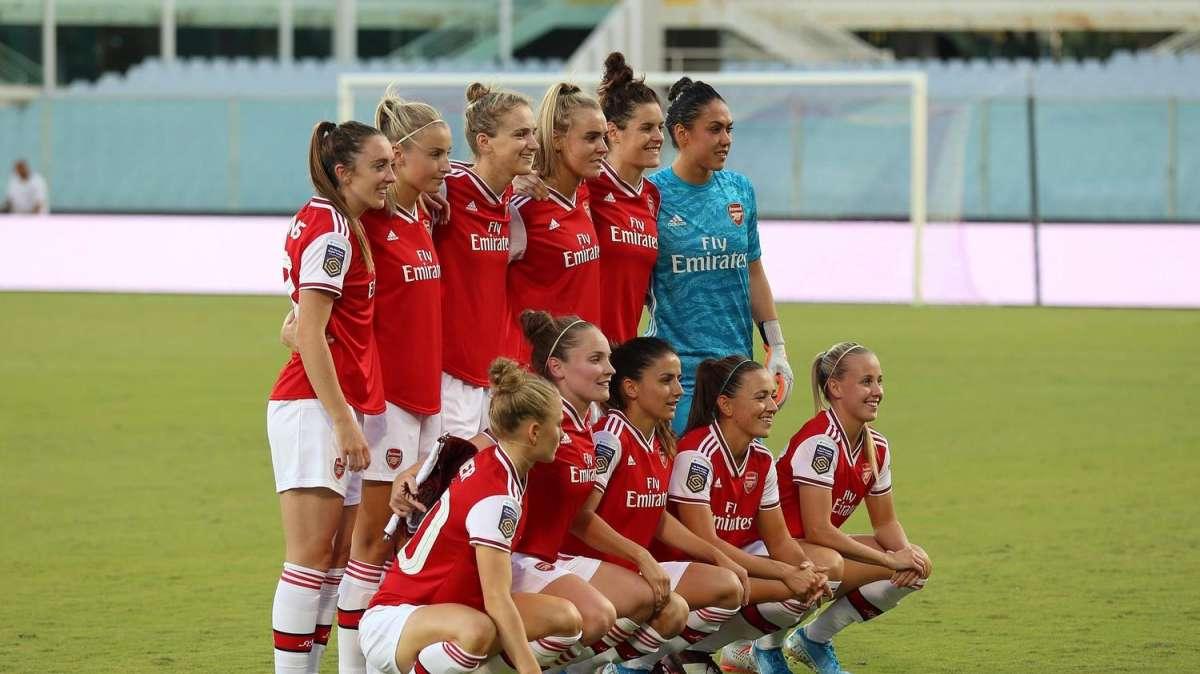 Finale FA Cup donne, giocatrice collassa in campo