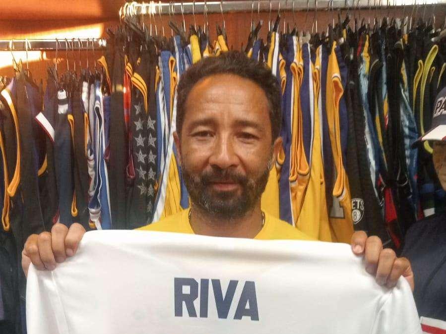 Jeda mostra una maglia di Riva: "Questa merita rispetto!"