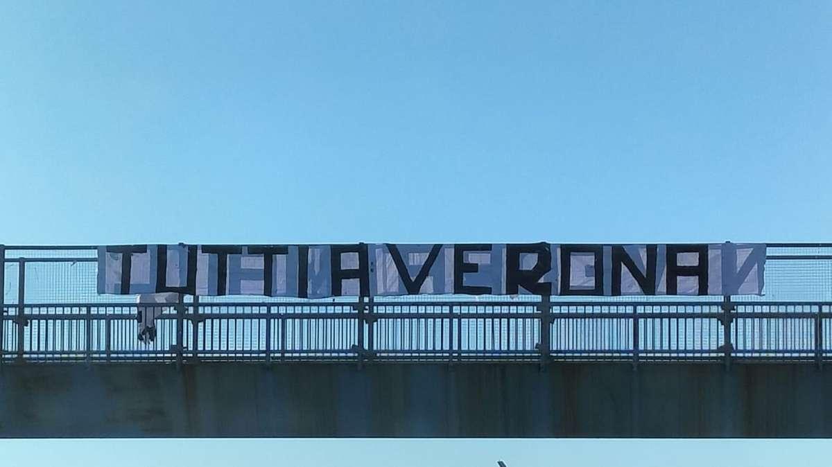 Striscione sulla Strada Statale 554: "Tutti a Verona"