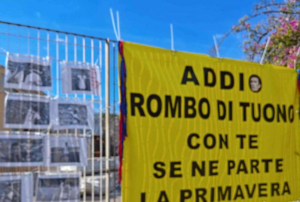Riva, striscione al cimitero di Bonaria ad un mese da scomparsa