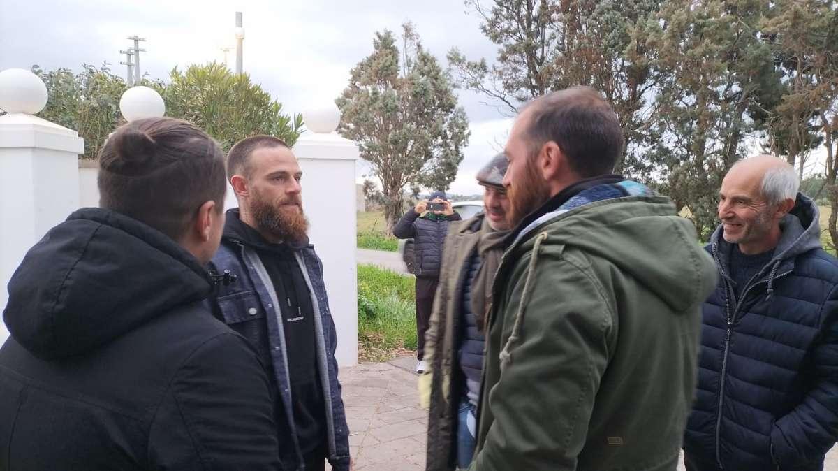Protesta degli agricoltori a Cagliari: confronto con Nandez al CRAI Sport Center (FOTO)