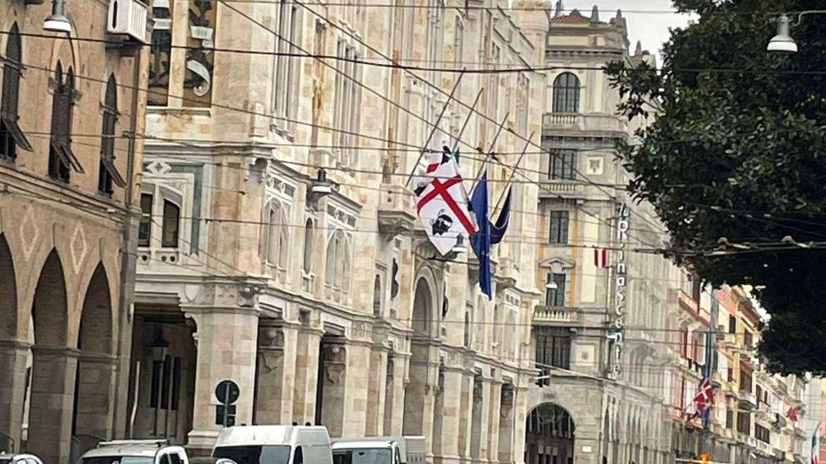 Gigi Riva e il legame indissolubile con la città di Cagliari. In Comune bandiere a mezz'asta