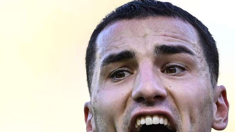 Bonazzoli al volo porta avanti il Verona a Cagliari: per lui quarto gol contro i sardi