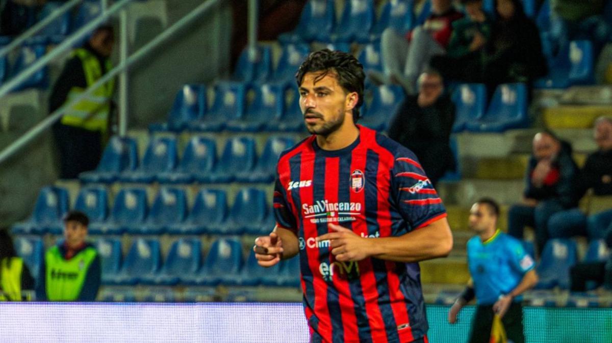 Crotone, primi tasselli per il futuro: Veltri e Musso restano in rossoblù