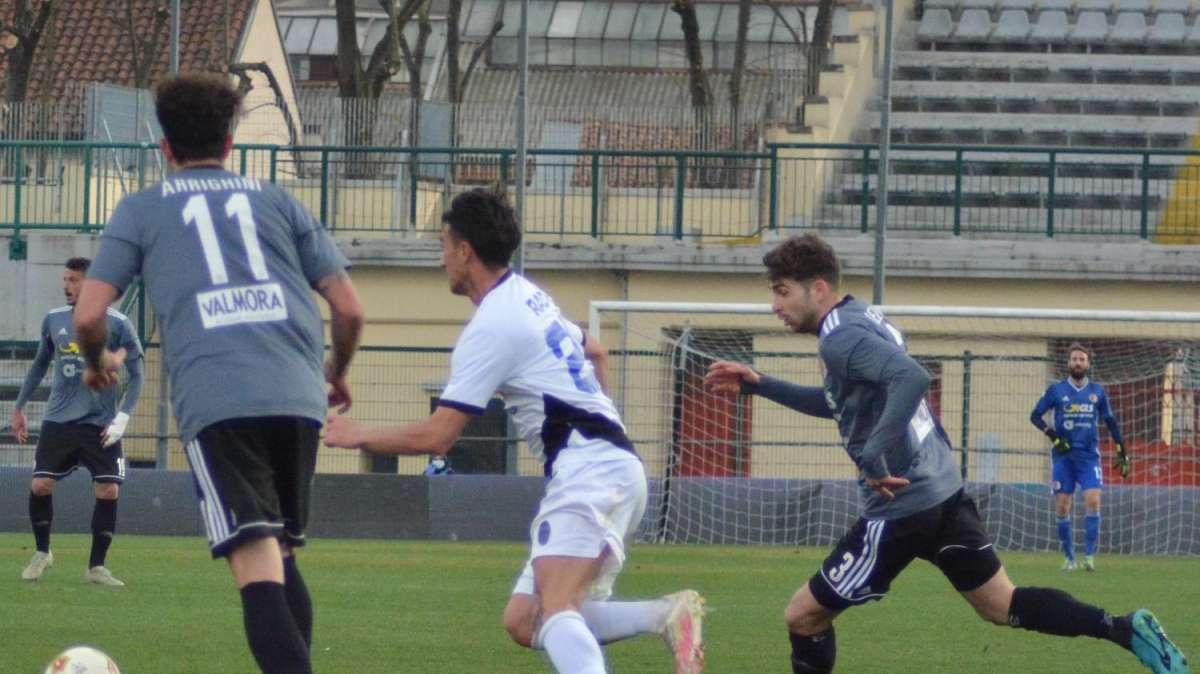 Crotone-Cosenza, duello per un centrocampista: occhi su Rada del Renate