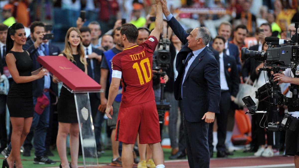 Cosenza, la fascia consegnata da Totti e il futuro in Calabria per Mattia Almaviva?