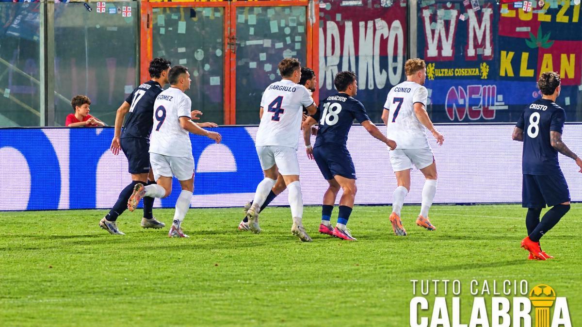 Cosenza, il derby è dei Lupi: 2-0 al Crotone e qualificazione