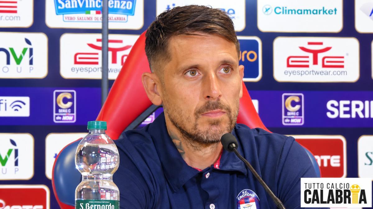 Crotone, Greco presenta la gara a Monopoli: «Dobbiamo mantenere la fiducia. La vittoria arriverà»