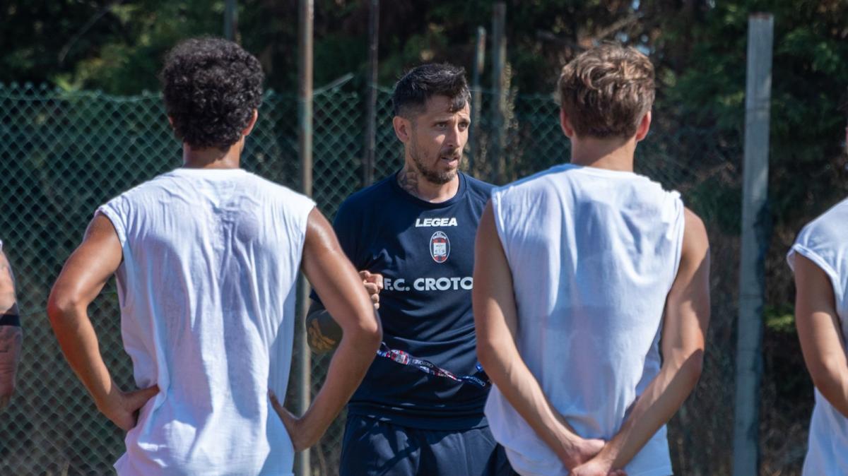 Crotone-Cosenza, Greco debutta allo Scida: i convocati rossoblù