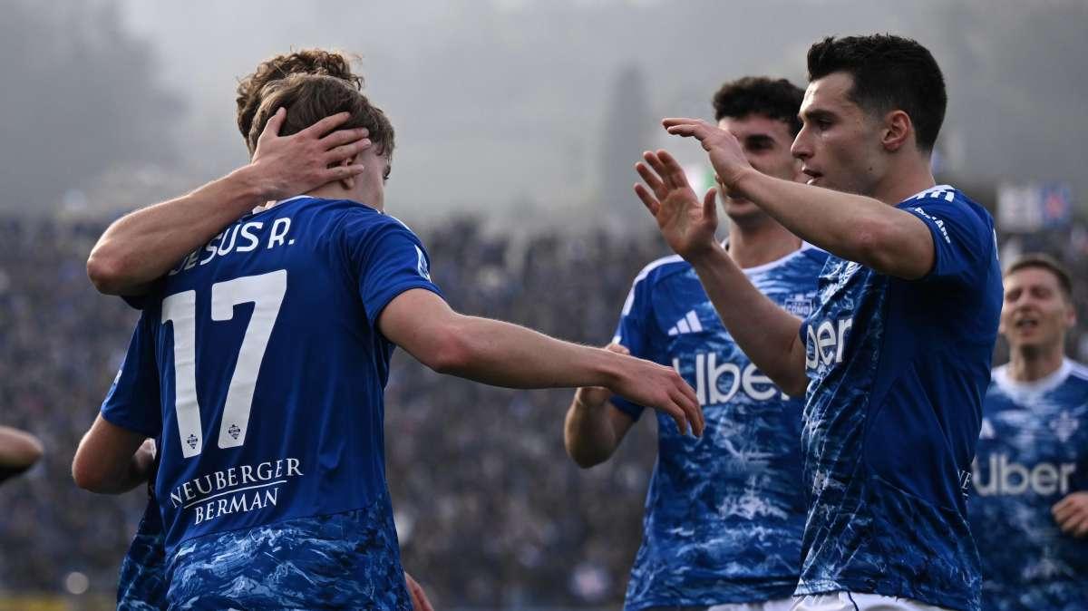 Il Como torna a vincere in casa dopo un mese: Lecce battuto e Champions momentaneamente a -2